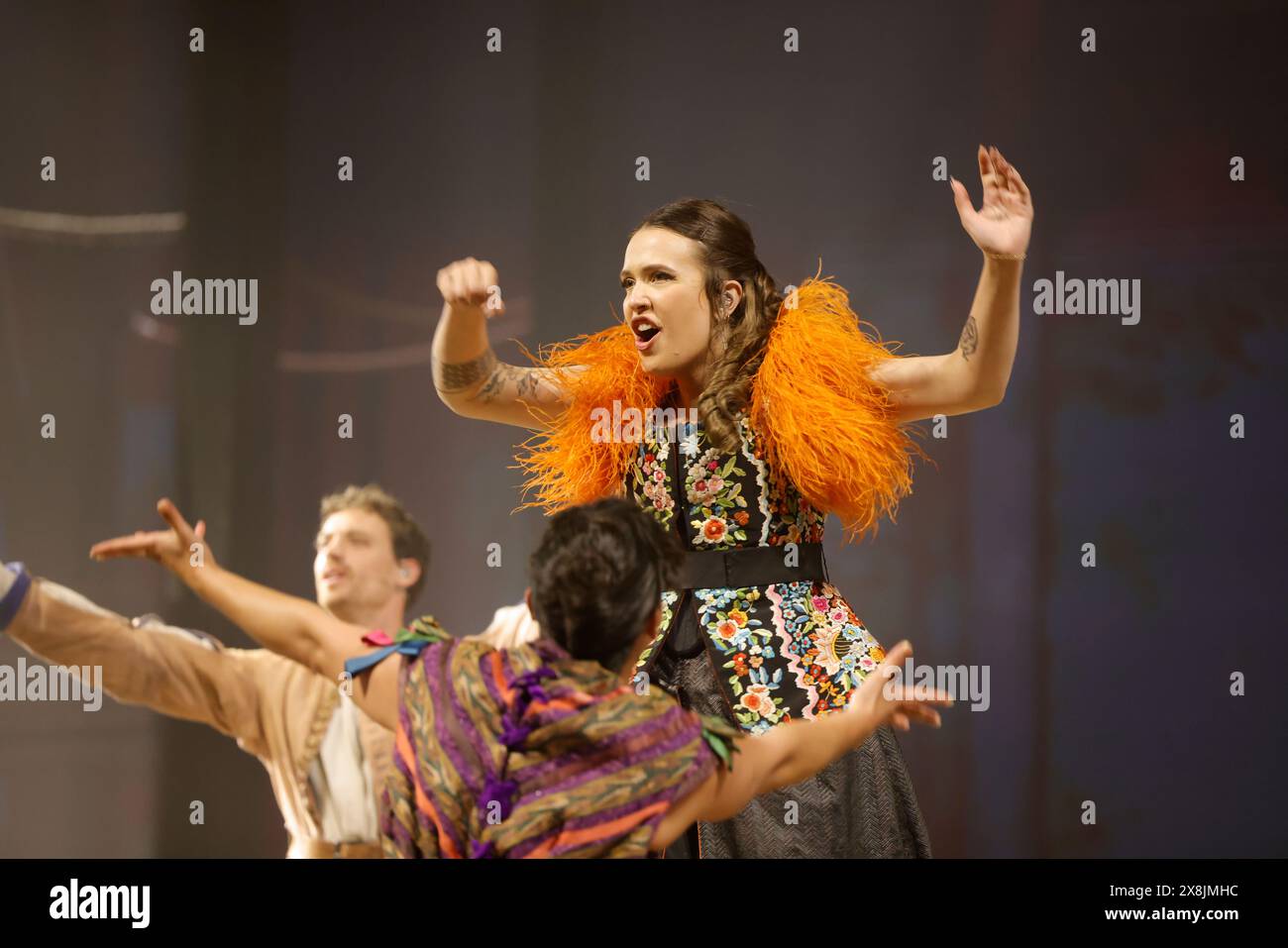 Limoges, Francia. 25 maggio 2024. Molière, l'opera Urbain, commedia musicale allo Zénith di Limoges. Molière, l'Urban Opera è un nuovo tipo di spettacolo musicale che riunisce cantanti, slammer, rapper, ballerini e attori sul palco in scenografie e costumi del XVII secolo. Lo spettacolo racconta la storia di un uomo che rinuncia al comfort materiale e al prestigio dell'ufficio di Upholsterer per creare una compagnia teatrale accanto alla donna che ama. Ma la strada verso il successo sarà molto lunga e gli ostacoli saranno numerosi. Credito: HM Images/Alamy Live News Foto Stock