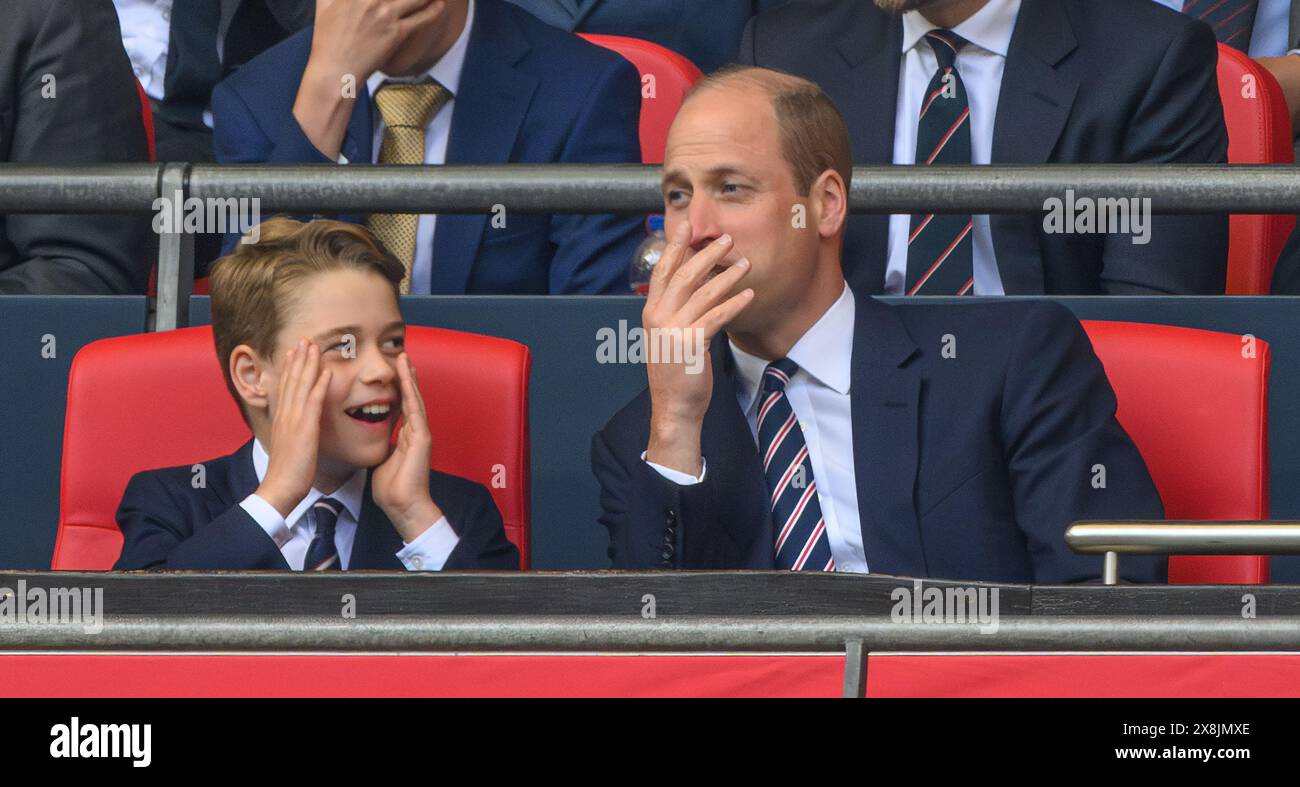 Londra, Regno Unito. 25 maggio 2024 - Manchester City vs Manchester United V - finale di fa Cup - Wembley. Il principe George e il principe William condividono un momento di luce durante la finale di fa Cup. Crediti immagine: Mark Pain / Alamy Live News Foto Stock