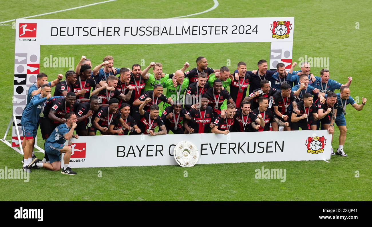 Leverkusen, Germania. 18 maggio 2024. Firo: 18.05.2024, calcio, 1.Bundesliga, 1.Liga, stagione 2023/2024, Bayer 04 Leverkusen - FC Augsburg 2:1 celebrazione del campionato, Bayer Leverkusen è campione tedesco 2024, cerimonia di premiazione, squadra, squadra Leverkusen, con trofeo campionato Credit: dpa/Alamy Live News Foto Stock