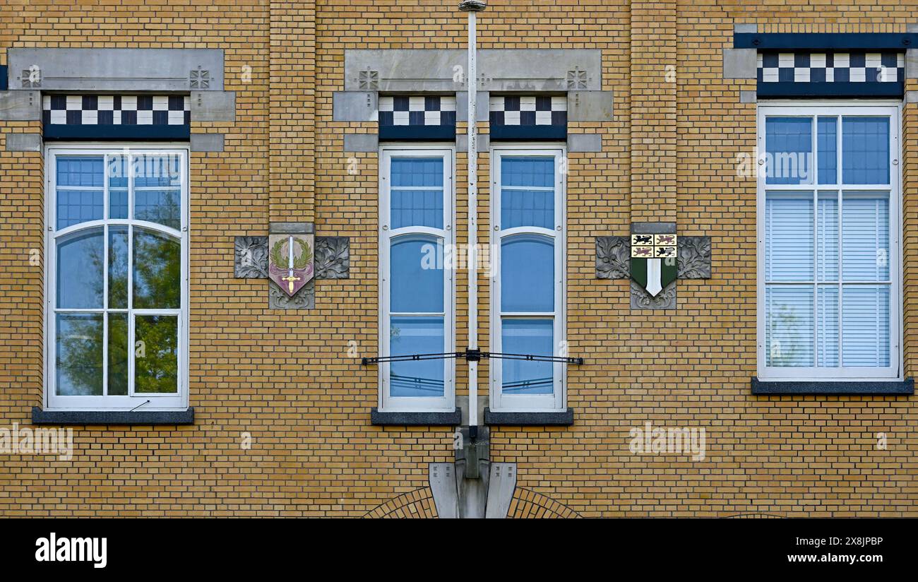 rotterdam, paesi bassi - 2021.08.05: stemma mosaico delle città di batavia e rotterdam sulla facciata dell'ex edificio per uffici di rotter Foto Stock