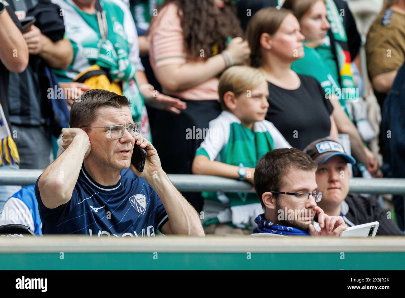 Brema, Germania. 18 maggio 2024. firo : 18.05.2024, calcio, calcio, 1. Campionato, 1. Bundesliga, stagione 2023/2024, SV Werder Brema - VfL Bochum i fan di VfL Bochum ricevono aggiornamenti da Berlino via cellulare, fan curve, fan block, insoddisfatti, delusi, degettato, frustrato, credito: dpa/Alamy Live News Foto Stock