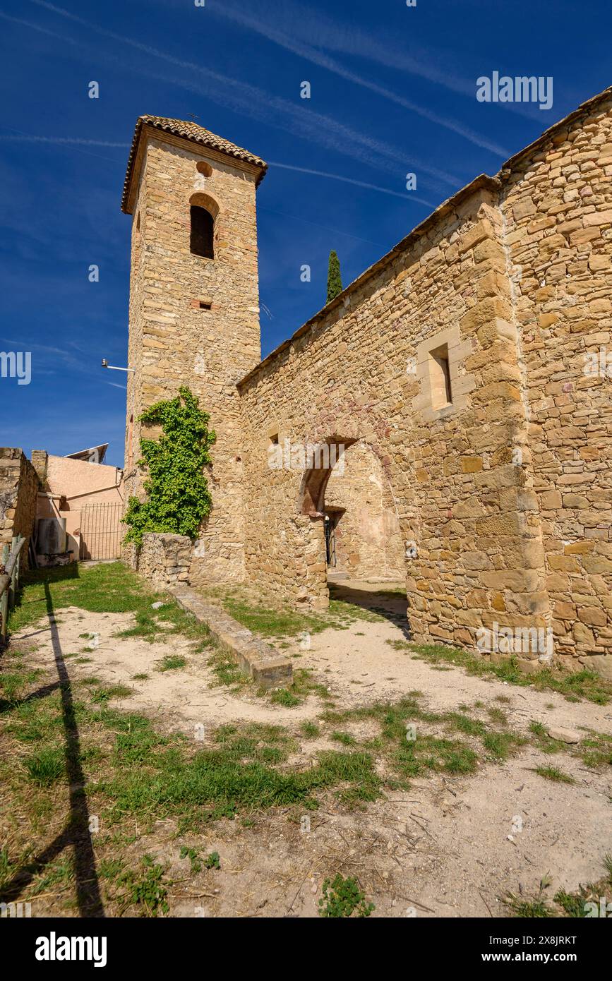 Chiesa di Sant Esteve, a Marganell, in una mattina di primavera (Bages, Barcellona, Catalogna, Spagna) ESP: Iglesia de Sant Esteve, en Marganell, Barcelona España Foto Stock