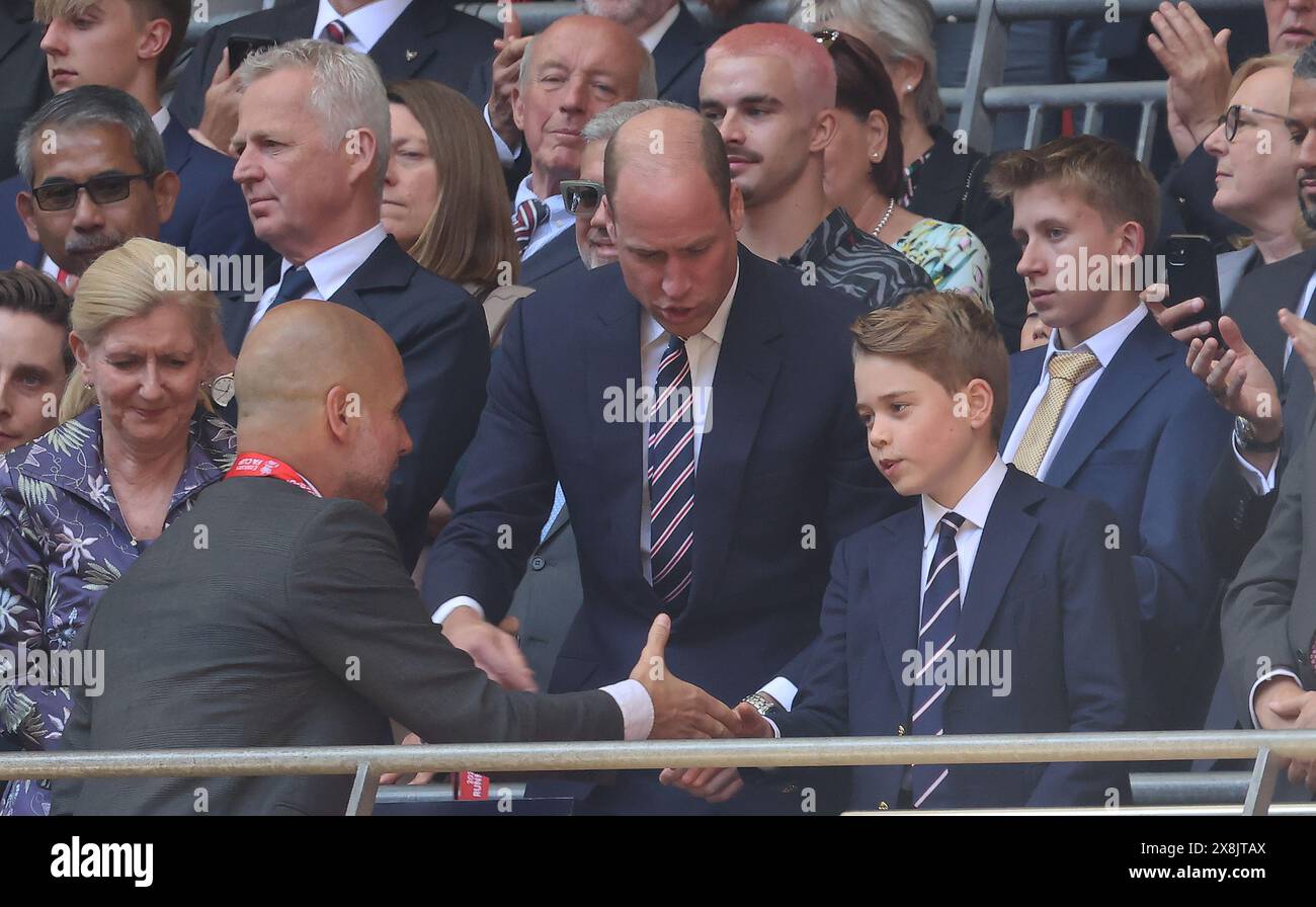 Londra, Regno Unito. 25 maggio 2024. LONDRA, INGHILTERRA - L-R HRH William, Price of Wales il manager del Manchester City Pep Guardiola strega le mani George dopo la finale di calcio della fa Cup degli Emirati tra il Manchester City e il Manchester United allo stadio di Wembley il 25 maggio 2024 a Londra, Inghilterra. Crediti: Action foto Sport/Alamy Live News Foto Stock