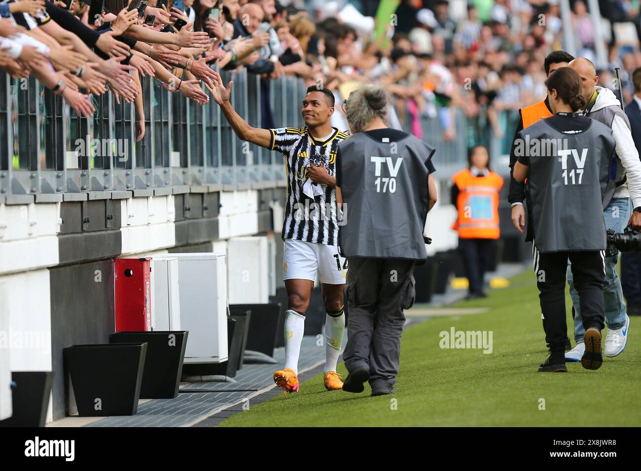 Alex Sandro della Juventus FC saluta i tifosi alla fine del suo ultimo match con la maglia dei Bianconeri durante il match tra Juventus FC e AC Monza On Foto Stock