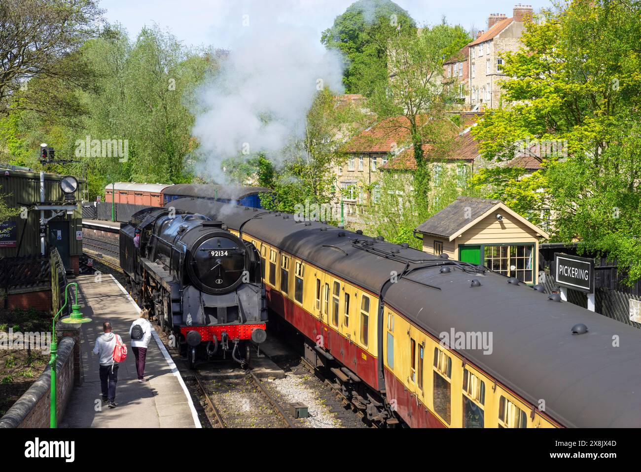 Treno a vapore alla stazione di Pickering sulla linea ferroviaria North Yorkshire Moors alla stazione ferroviaria di Pickering North Yorkshire Inghilterra Regno Unito Europa Foto Stock
