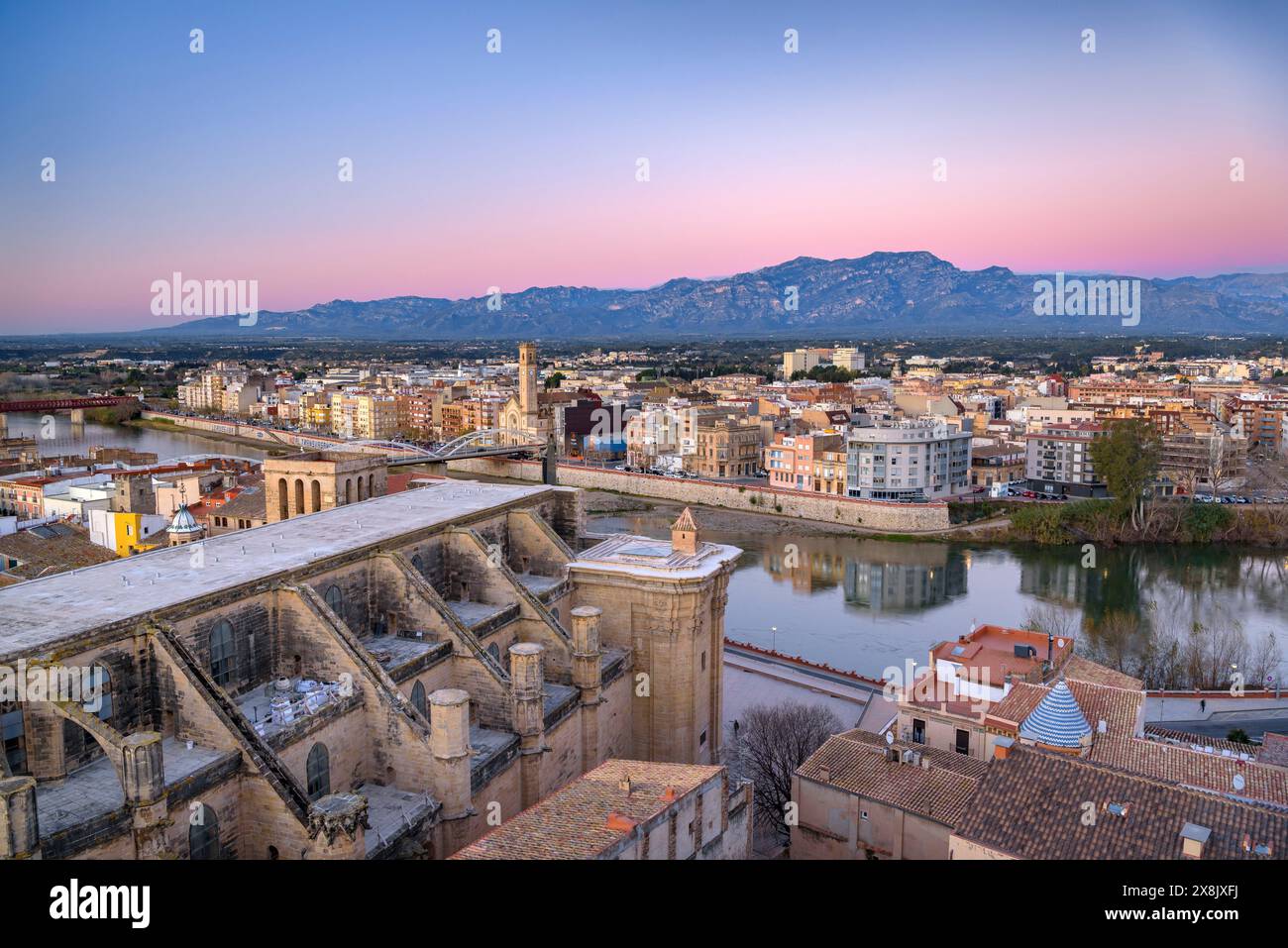 Tortosa all'alba, vista dal castello di Suda. In primo piano la cattedrale e il fiume Ebro. Sullo sfondo, i porti (Tarragona Spagna) Foto Stock