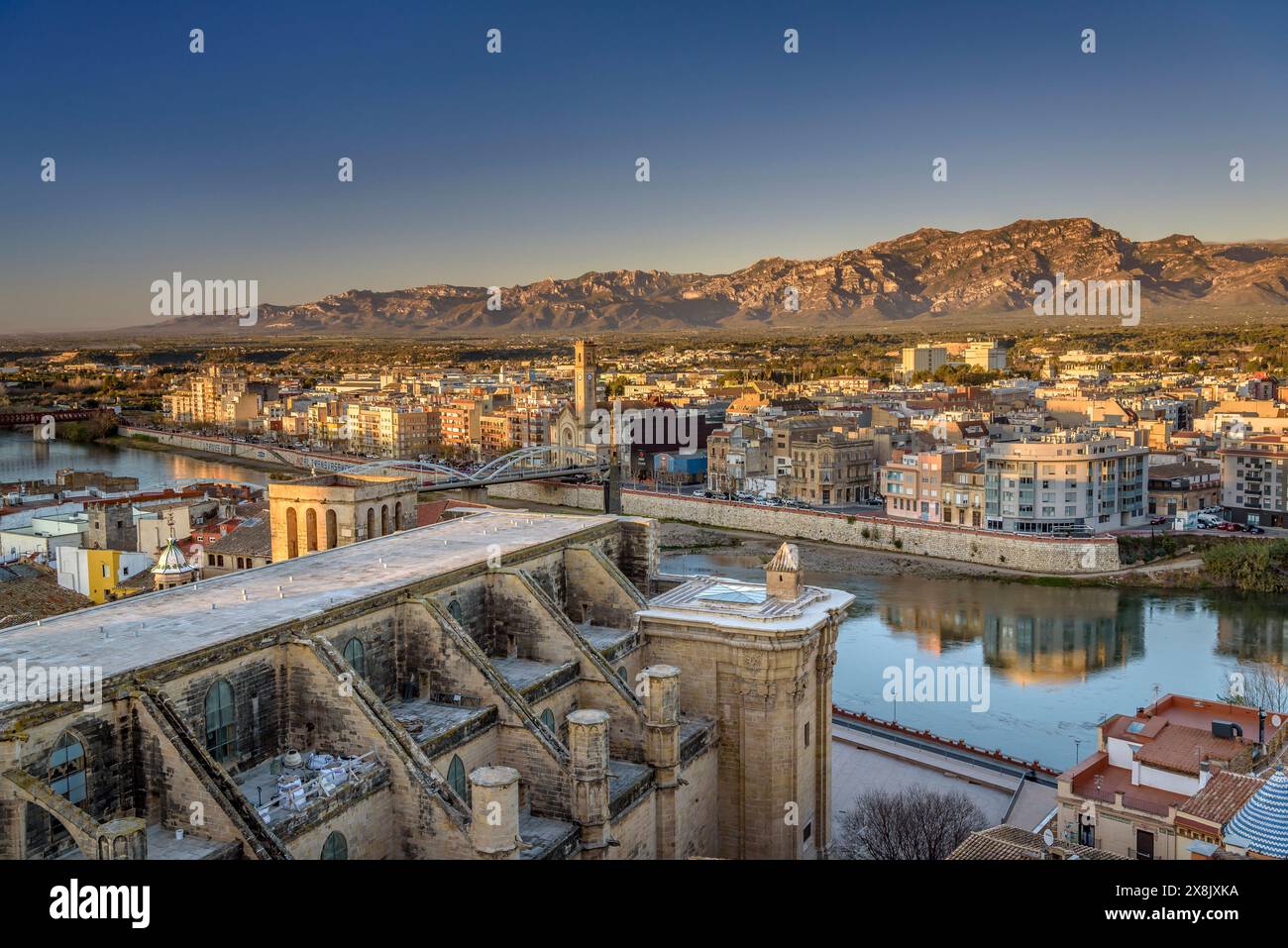 Tortosa all'alba, vista dal castello di Suda. In primo piano la cattedrale e il fiume Ebro. Sullo sfondo, i porti (Tarragona, Spagna) Foto Stock