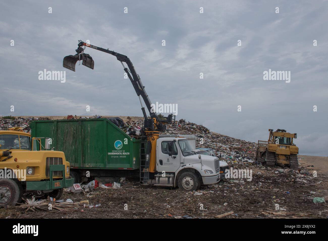 Georgetown, Grand Cayman, Isole Cayman - 8 dicembre 2020: Rifiuti provenienti da un dipartimento governativo di salute ambientale camion viene scaricata in discarica Foto Stock