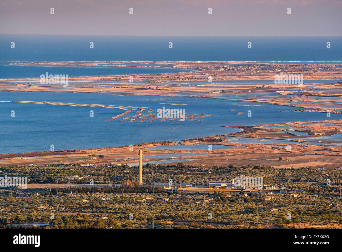 La baia e il punto del Fangar visti dal parco eolico Baix Ebre al tramonto (Tarragona, Catalogna, Spagna) ESP: La Punta y Bahía del Fangar (Delta del Ebro) Foto Stock