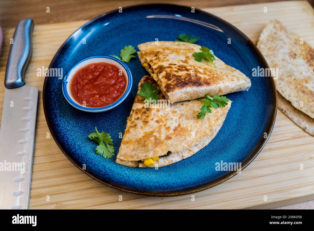 Piatto blu con quesadillas con tofu e mais dolce Foto Stock