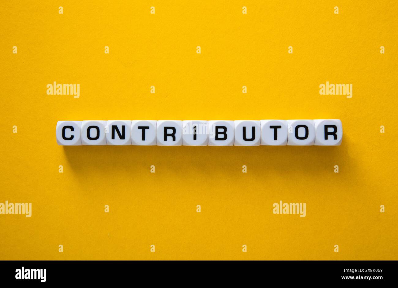 Blocchi bianchi con lettere che compongono il collaboratore isolati su uno sfondo giallo brillante Foto Stock