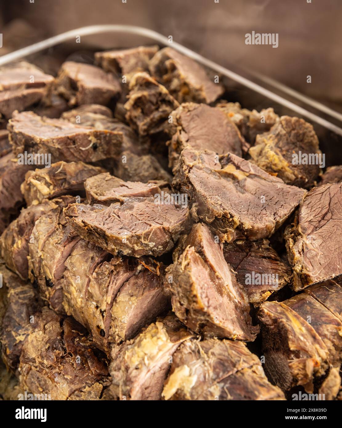 Primo piano di teneri e succosi pezzi di petto di manzo a cottura lenta, perfetti per menu di alta qualità Foto Stock
