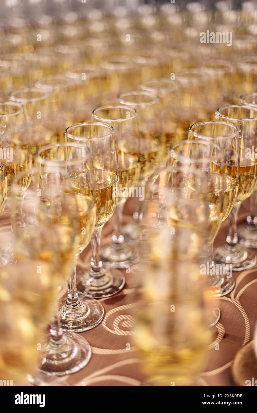 Scintillanti flauti da champagne allestiti per un sofisticato raduno sociale o una celebrazione Foto Stock