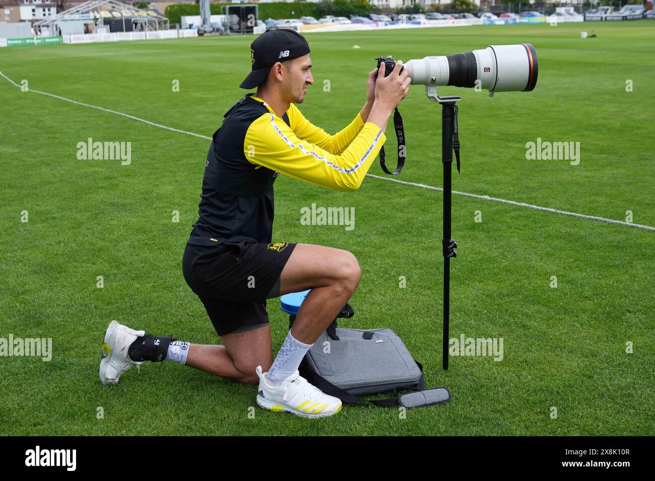 Bristol, Regno Unito, 26 maggio 2024. Zaman Akhter del Gloucestershire scatta una foto durante il Vitality County Championship match tra Gloucestershire e Derbyshire. Crediti: Robbie Stephenson/Gloucestershire Cricket/Alamy Live News Foto Stock