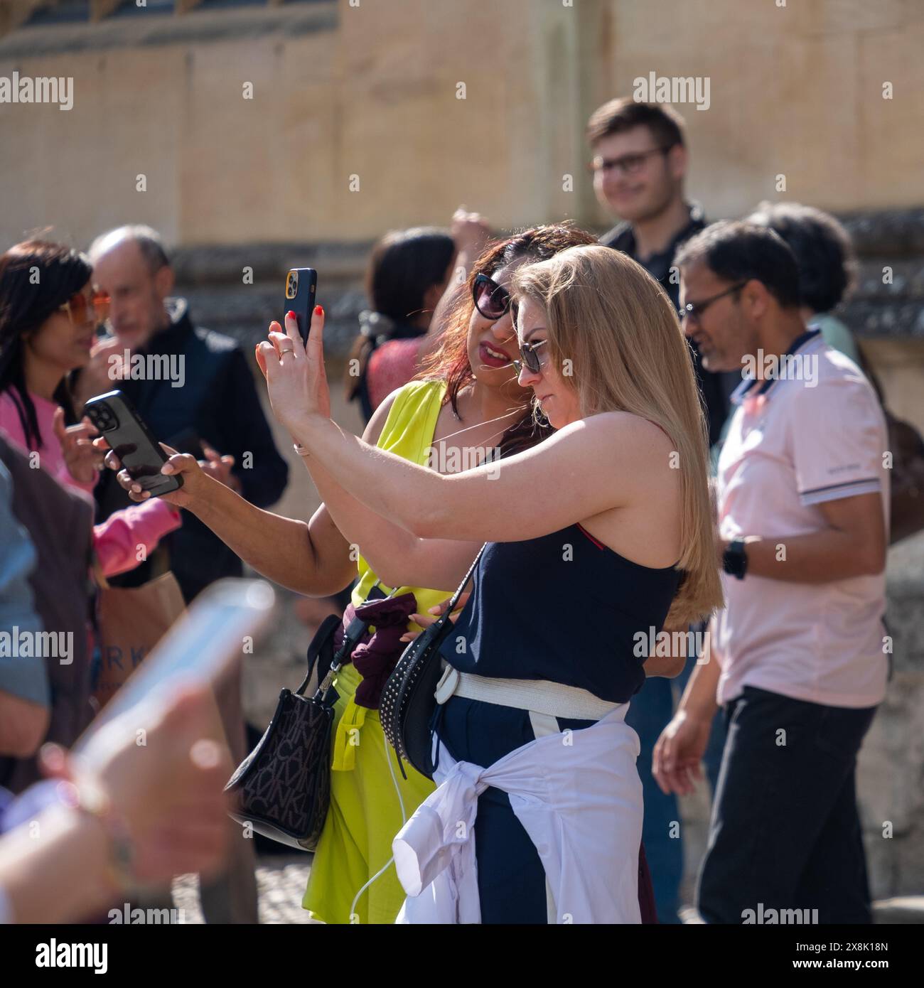 Due donne fanno selfie alla Oxford camera, Oxford Foto Stock