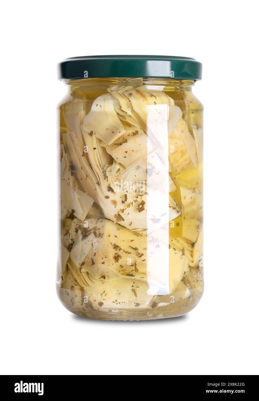 Carciofi marinati con erbe aromatiche in olio di girasole, antipasto in un vaso di vetro con tappo a vite. Può essere servito con antipasti, condito con un'insalata, ecc. Foto Stock