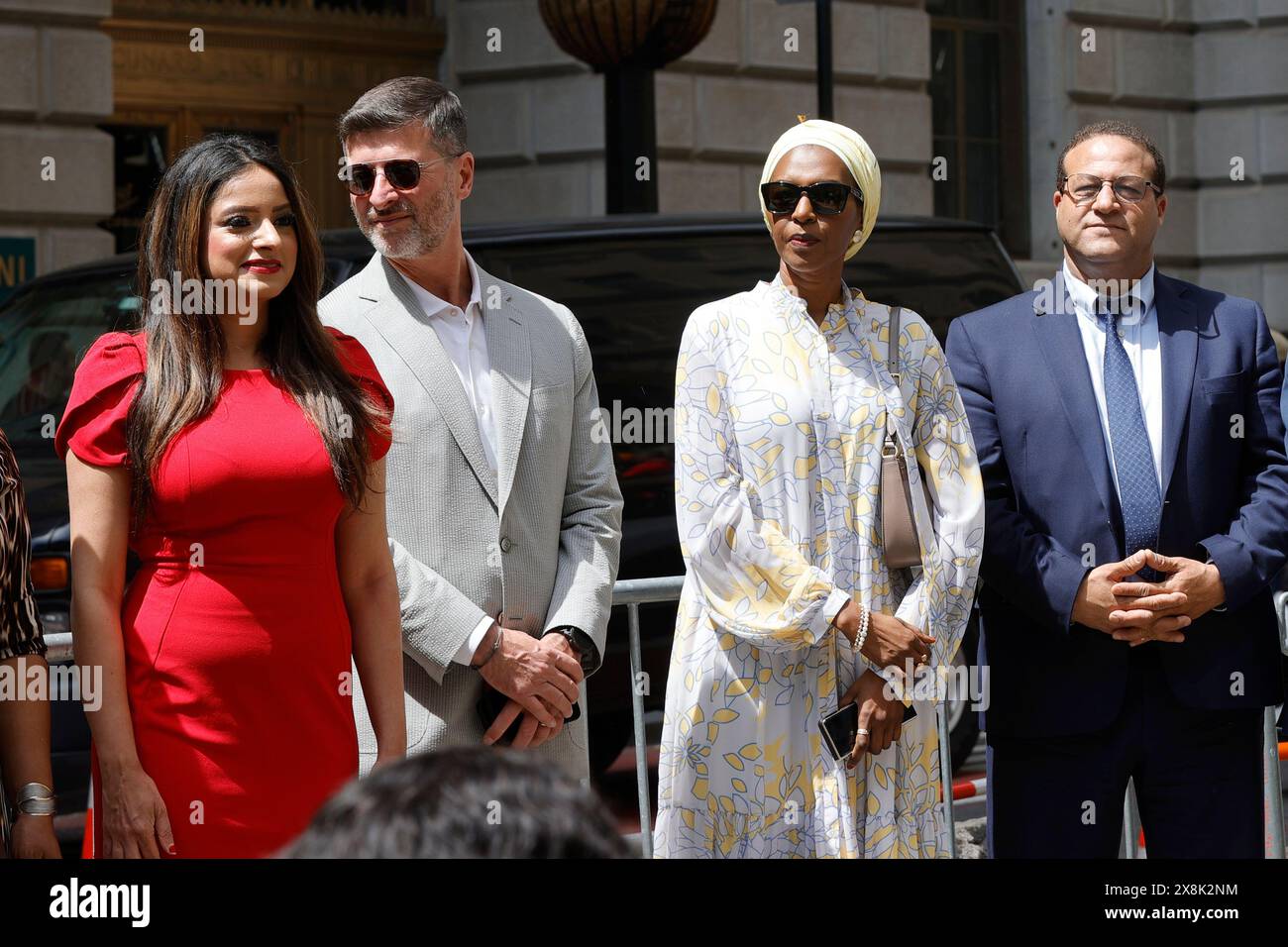 Bowling Green, New York, Stati Uniti, 25 maggio 2024 - ospiti politici insieme al sindaco Eric Adams esprimono osservazioni e innalzano la bandiera dell'Unione Africana a Bowlin Foto Stock