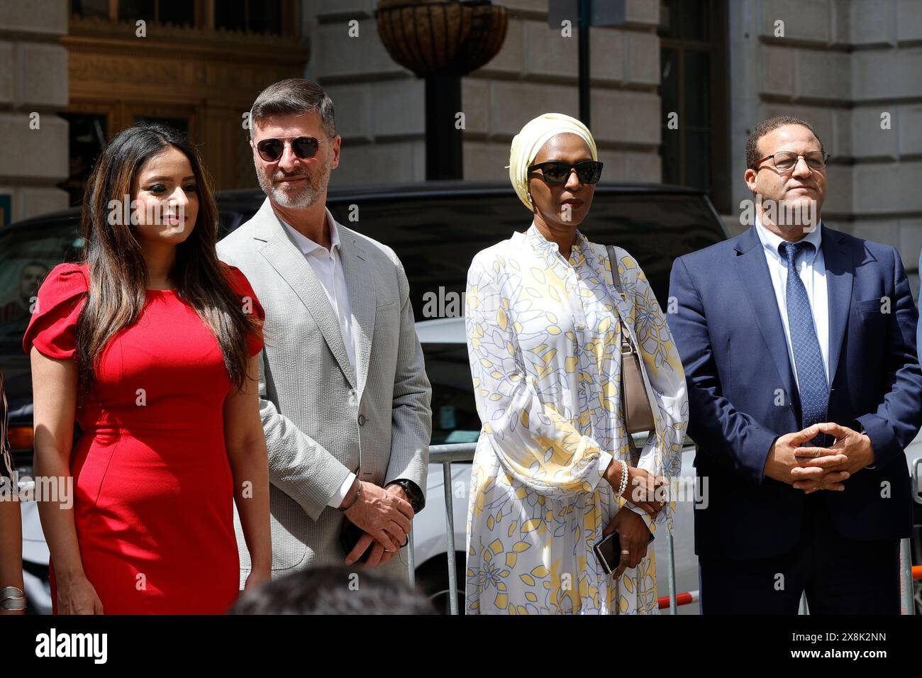 Bowling Green, New York, Stati Uniti, 25 maggio 2024 - ospiti politici insieme al sindaco Eric Adams esprimono osservazioni e innalzano la bandiera dell'Unione Africana a Bowlin Foto Stock