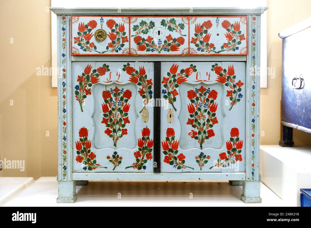 Credenza bianca vintage dipinta con decorazioni floreali nel Museo della Vojvodina, Novi Sad, Serbia Foto Stock