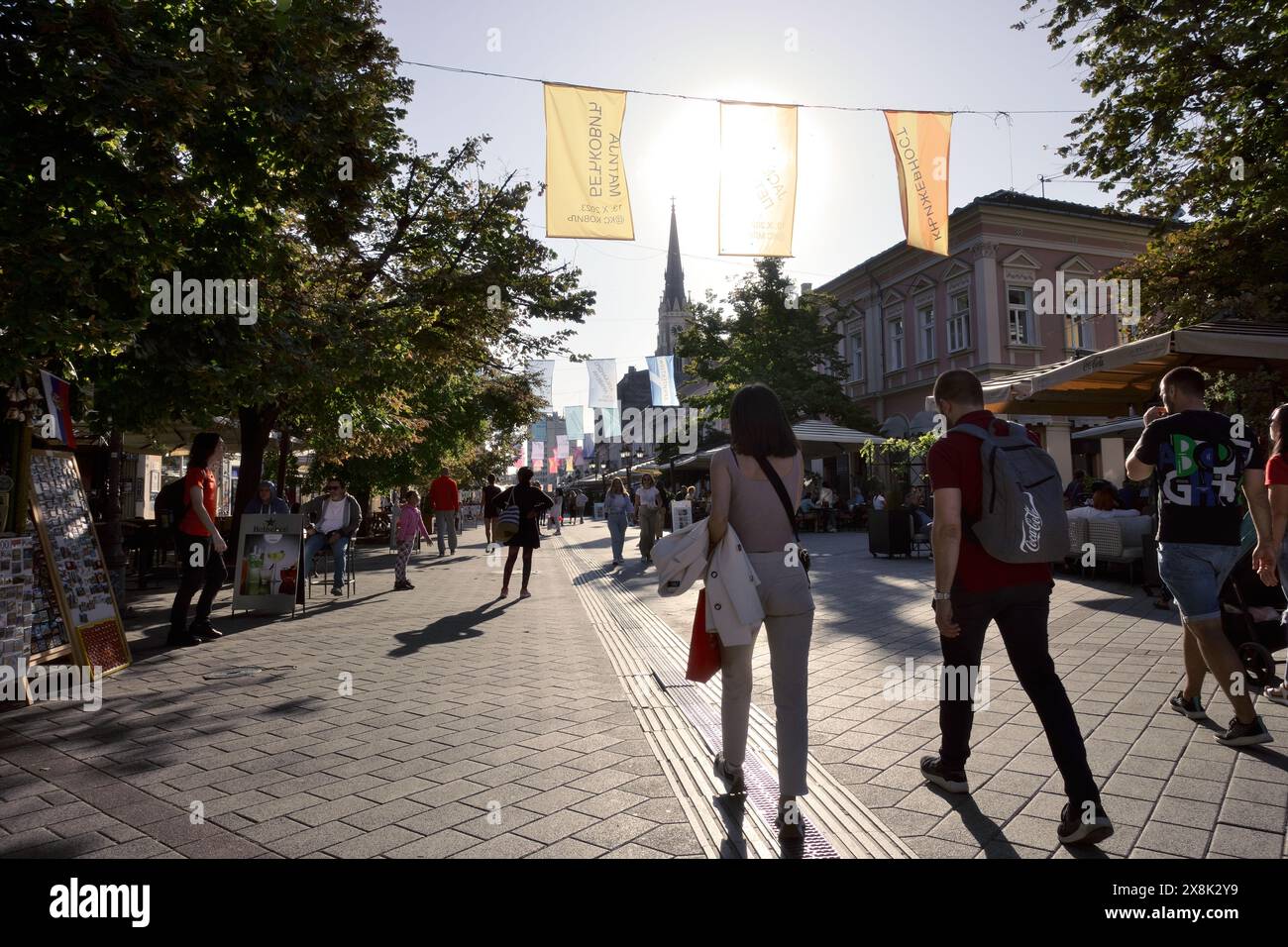 Persone che camminano sulla strada pedonale di Novi Sad, Vojvodina, Serbia Foto Stock