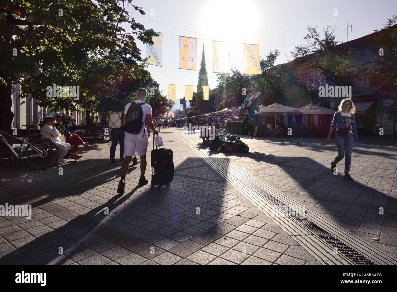 Persone che camminano sulla strada pedonale di Novi Sad, Vojvodina, Serbia Foto Stock