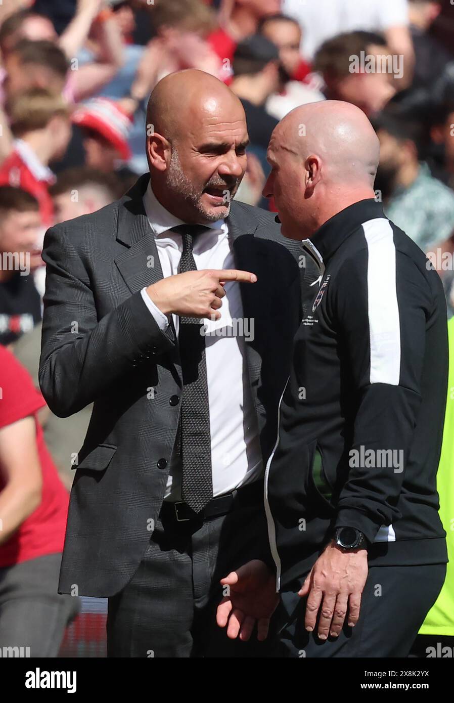 Londra, Regno Unito. 25 maggio 2024. LONDRA, INGHILTERRA - il manager del Manchester City Pep Guardiola ha parlato con il quarto ufficiale Simon Hooper durante la finale di calcio della Emirates fa Cup tra Manchester City e Manchester United allo stadio di Wembley il 25 maggio 2024 a Londra, Inghilterra. Crediti: Action foto Sport/Alamy Live News Foto Stock