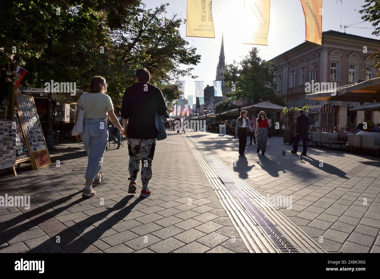 Persone che camminano sulla strada pedonale di Novi Sad, Vojvodina, Serbia Foto Stock