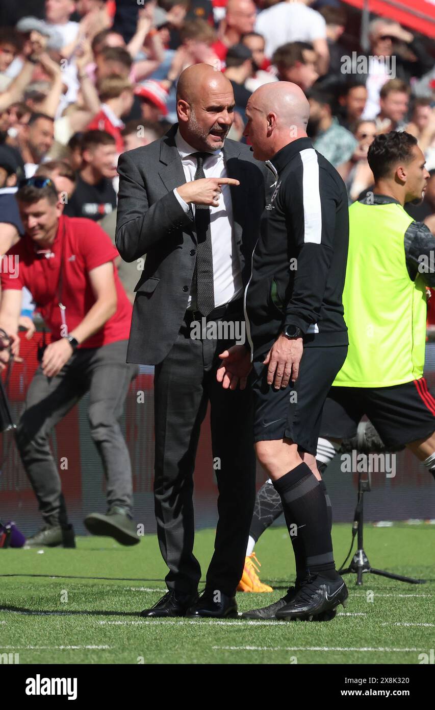 Londra, Regno Unito. 25 maggio 2024. LONDRA, INGHILTERRA - il manager del Manchester City Pep Guardiola ha parlato con il quarto ufficiale Simon Hooper durante la finale di calcio della Emirates fa Cup tra Manchester City e Manchester United allo stadio di Wembley il 25 maggio 2024 a Londra, Inghilterra. Crediti: Action foto Sport/Alamy Live News Foto Stock