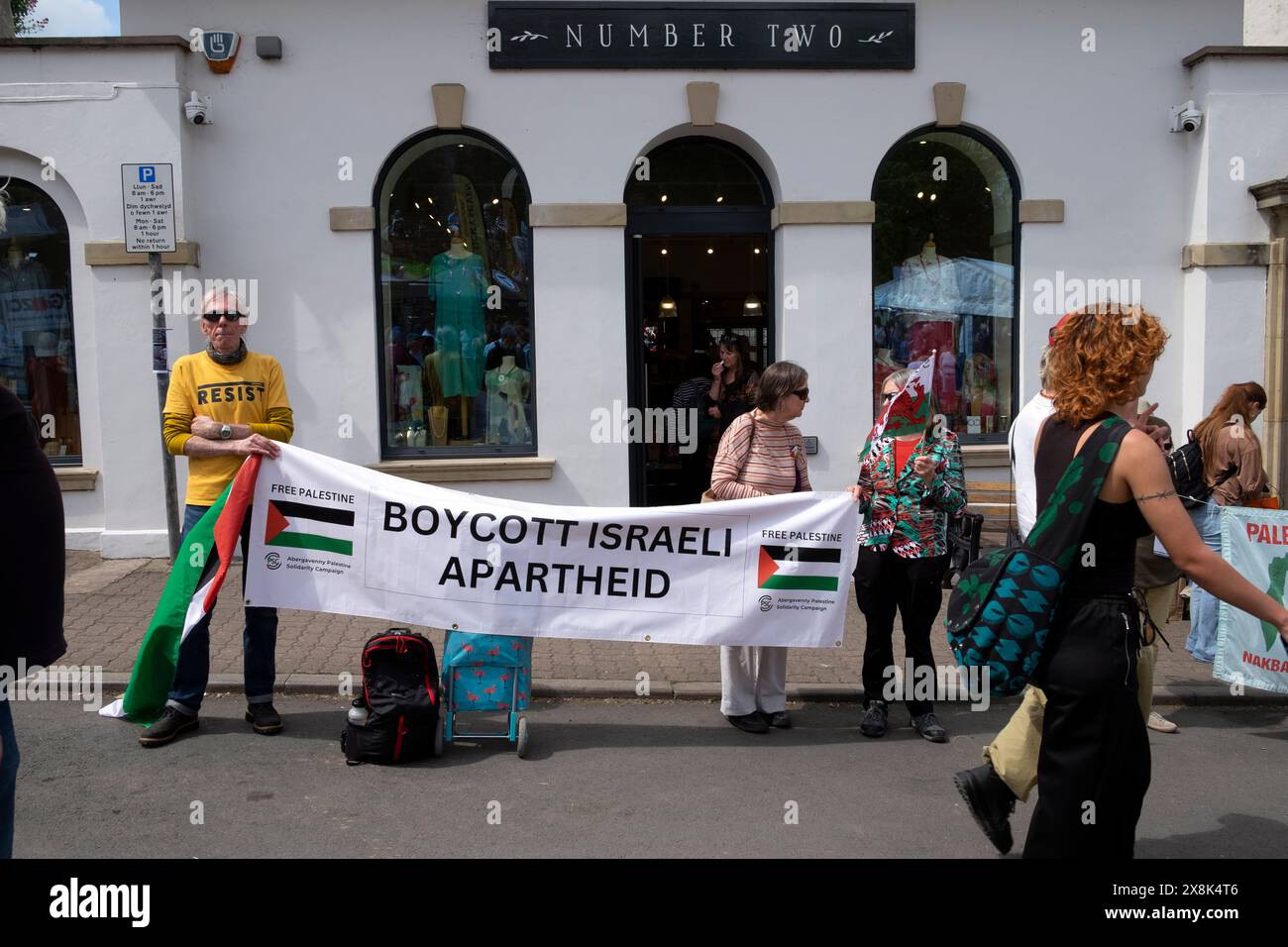 Gaza i manifestanti di protesta di guerra israeliana "boicottano l'apartheid israeliano", città di Hay-on-Wye durante il festival di Hay 2024 Galles Regno Unito Gran Bretagna KATHY DEWITT Foto Stock