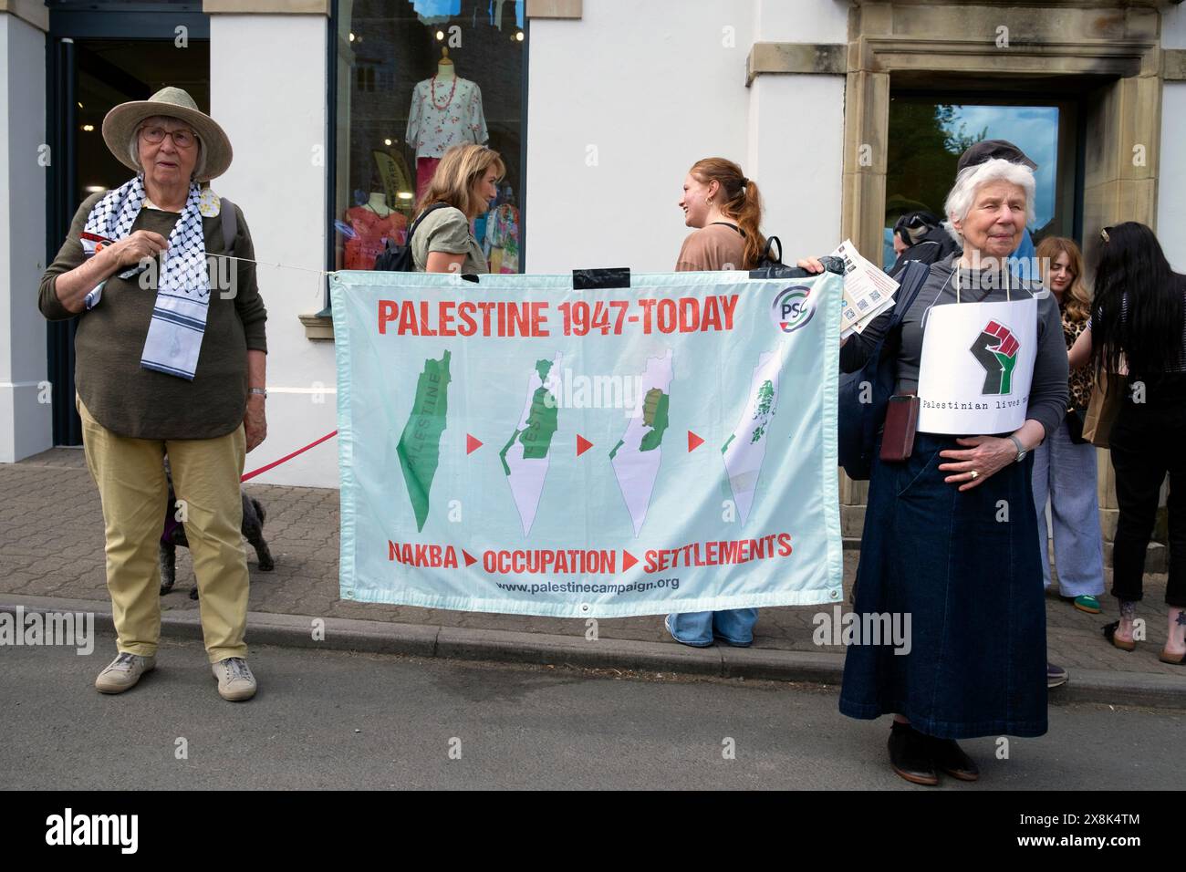 Manifestanti di protesta di guerra a Gaza striscioni "Palestine 1947 - Today" striscione Hay-on-Wye Town durante il festival Hay 2024 Galles Regno Unito Gran Bretagna KATHY DEWITT Foto Stock
