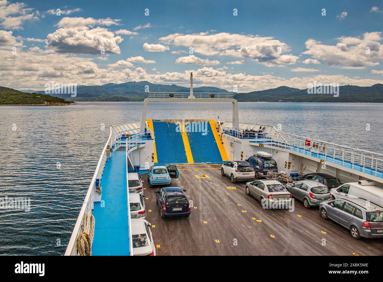 Traghetto a doppia estremità Michalakis III, nave da carico RoRo, che attraversa il Golfo del Mali nel Mar Egeo occidentale da Glyfa a Agiokambos sull'isola di Evia, Grecia Foto Stock