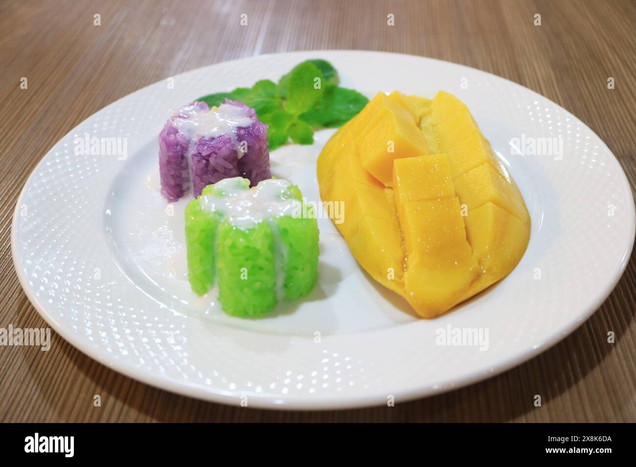 Piatto di delizioso riso Sticky con mango fresco maturo, uno dei più noti dessert thailandesi Foto Stock