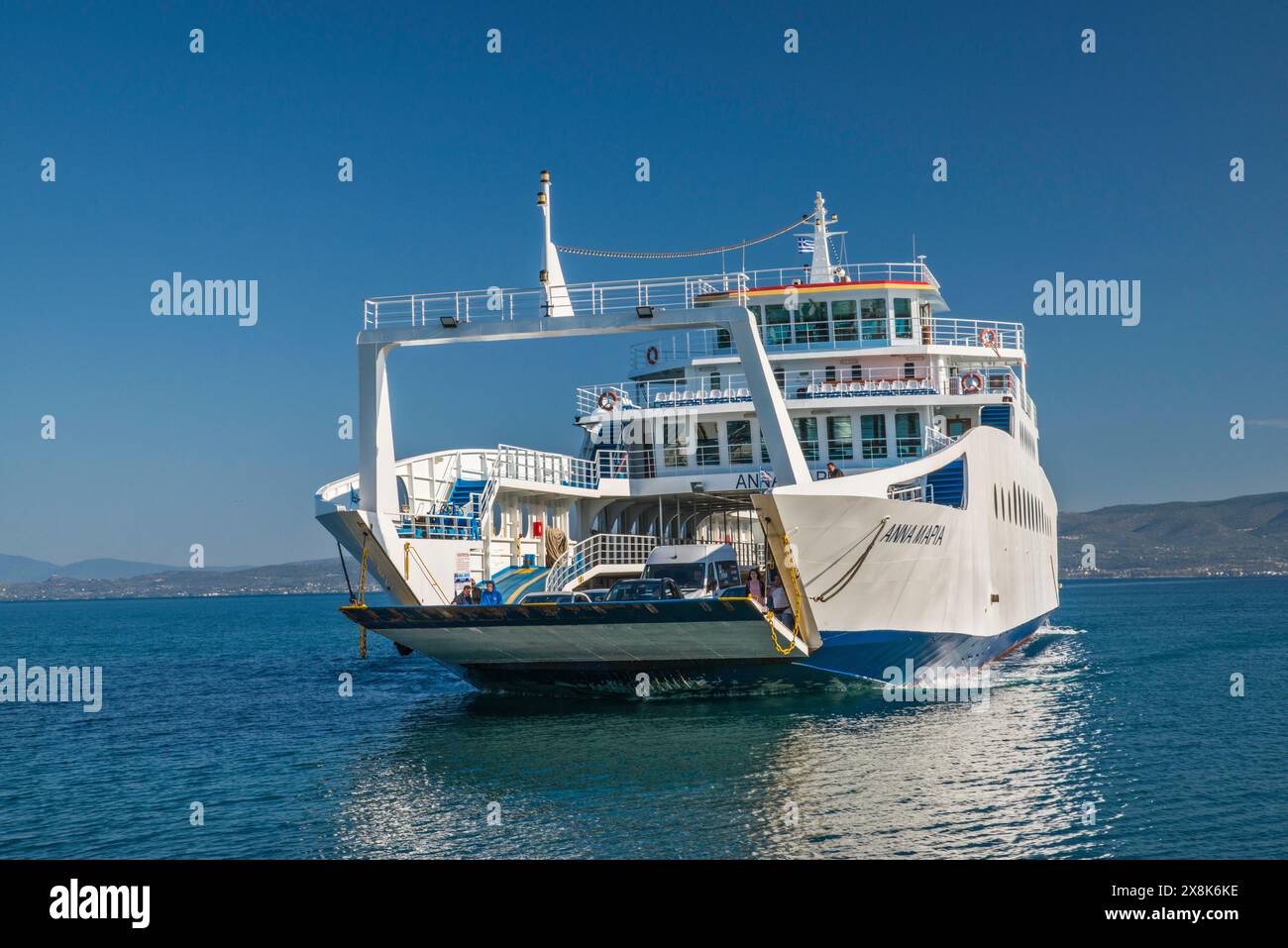 Traghetto Anna Maria, rampa di abbassamento quando ci si avvicina al terminal di Oropos dopo aver attraversato il Golfo dell'Egeo meridionale nel Mar Egeo occidentale da Eretria, Grecia Foto Stock