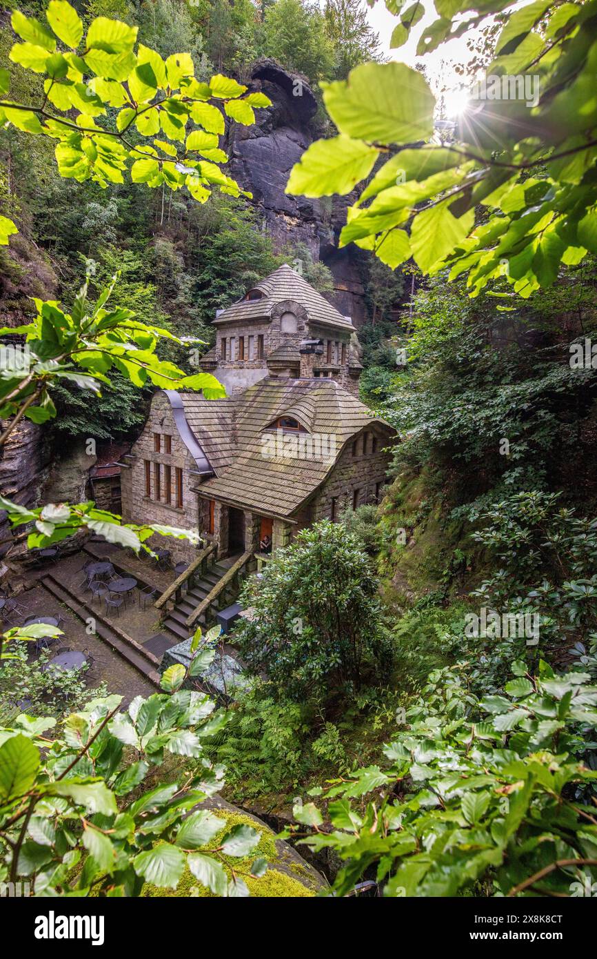 La vecchia centrale elettrica a gas costruita in pietra solida in una gola rocciosa. Natura pura nella zona di Hrensko, nel Parco Nazionale della Svizzera boema Foto Stock