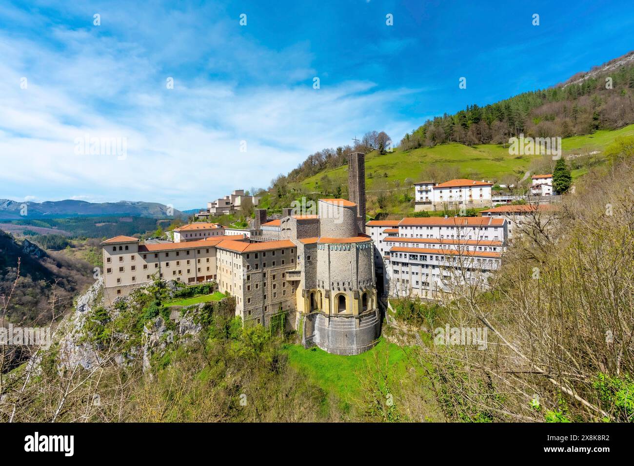 Vista aerea del Santuario di Aranzazu nella città di Onati, Gipuzkoa. Paesi Baschi Foto Stock