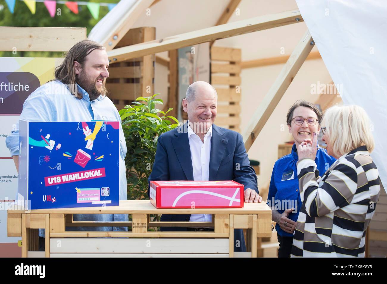 OLAF Scholz (Cancelliere federale, SPD) visita lo stand delle organizzazioni della società civile durante un tour del Buergerfest Demokratie feiern. / Il Basic Foto Stock