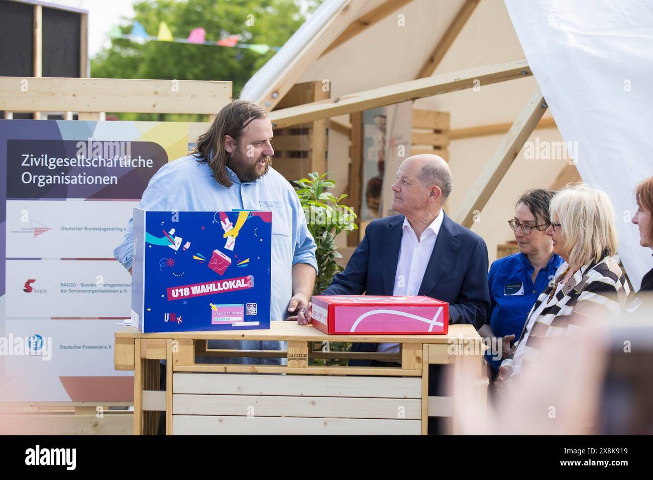 OLAF Scholz (Cancelliere federale, SPD) visita lo stand delle organizzazioni della società civile durante un tour del Buergerfest Demokratie feiern. / Il Basic Foto Stock