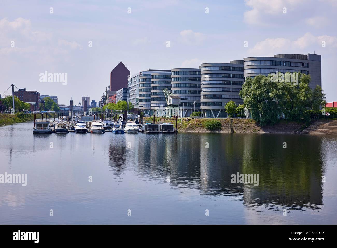 Edificio per uffici Five Boats dell'architetto Sir Nicholas Grimshaw & Partners e il porticciolo nel porto interno di Duisburg, quartiere della Ruhr, indipendente Foto Stock