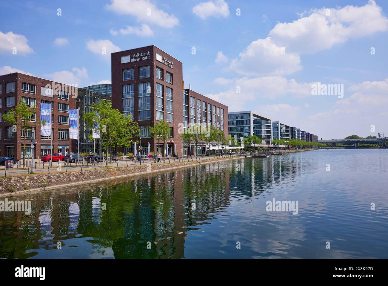 Sede centrale e cassa principale della Volksbank Rhein-Ruhr e edificio per uffici nel porto interno di Duisburg, zona della Ruhr, città indipendente, nord Foto Stock