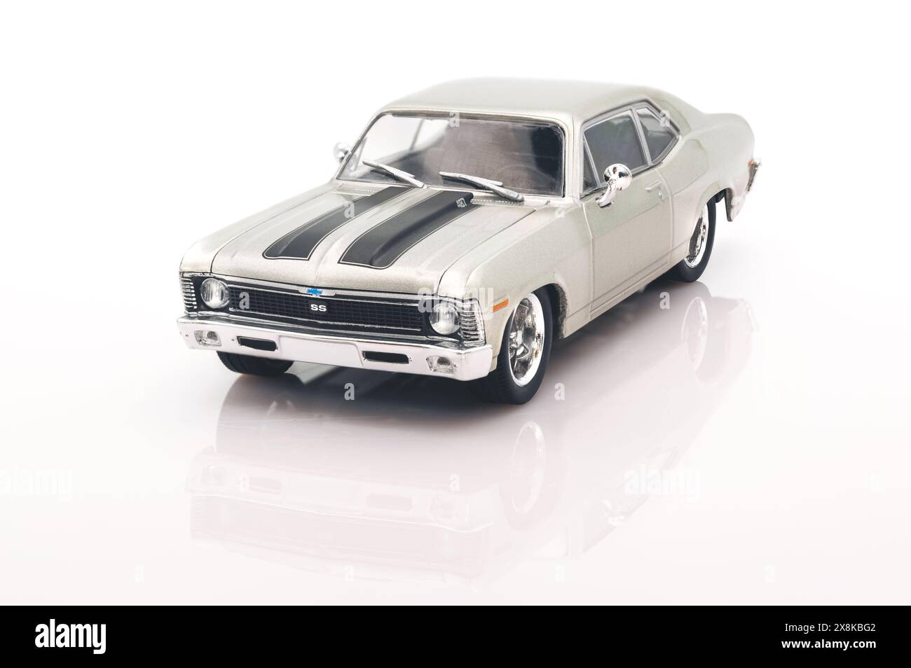 Fast&Furious Chevrolet Nova SS modello 1:43, vista frontale, sfondo bianco con riflesso Foto Stock