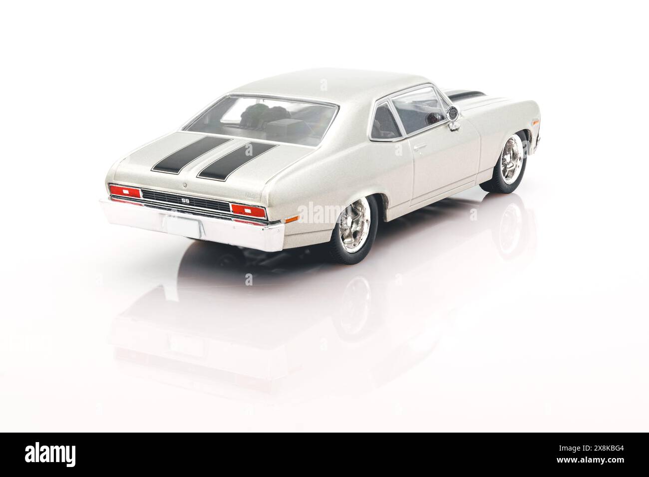Fast&Furious Chevrolet Nova SS modello 1:43, vista posteriore, sfondo bianco con riflesso Foto Stock