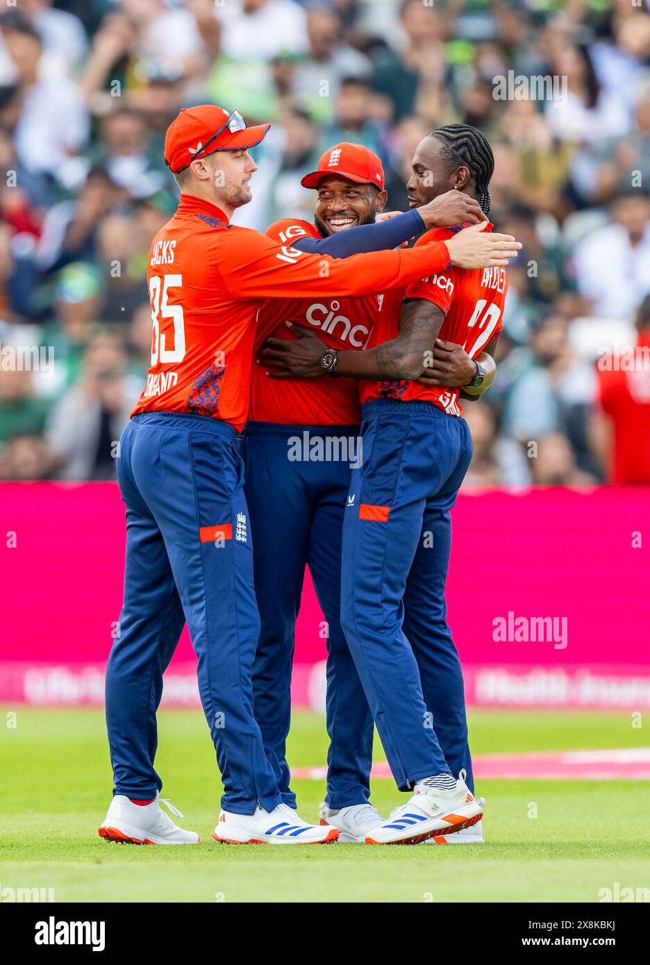 Will Jacks, Chris Jordan e Jofra Archer celebrano un wicket per l'Inghilterra nel secondo Vitality T20 International tra Inghilterra e Pakistan Foto Stock