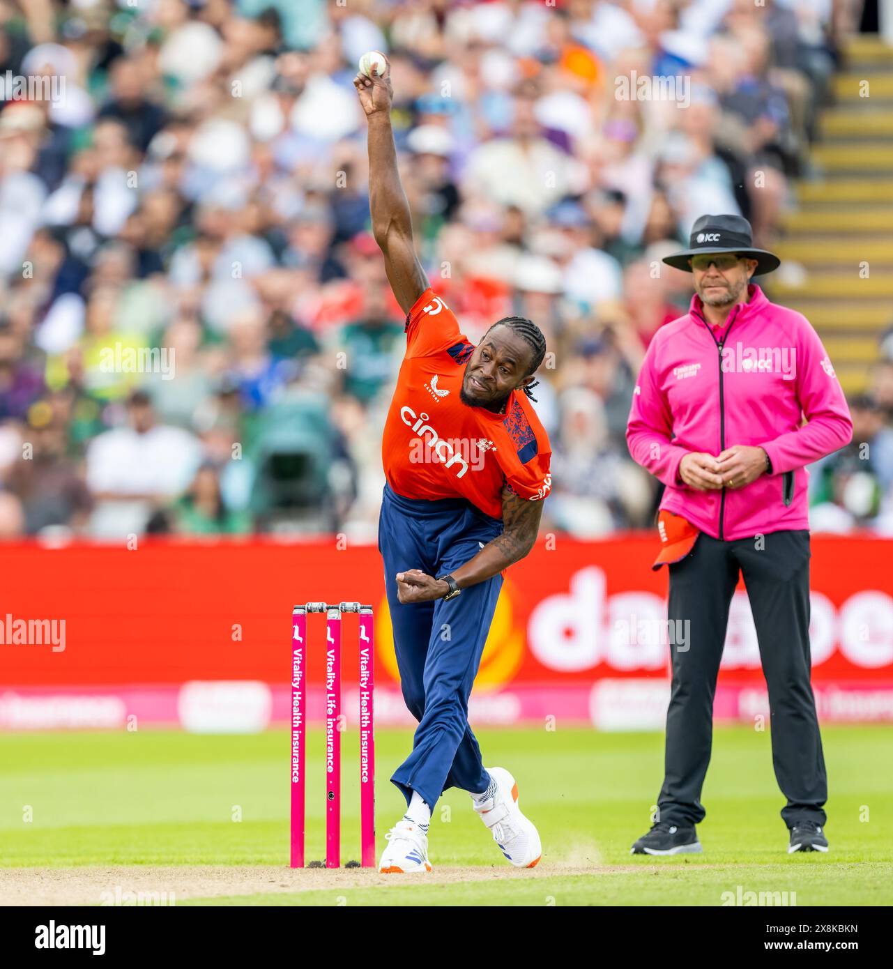 Jofra Archer bowling per l'Inghilterra nel secondo Vitality T20 International tra Inghilterra e Pakistan Foto Stock