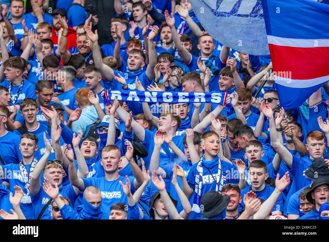 Tifosi e tifosi dei Rangers Football Club tifosi e tifosi che tifosi tifosi della loro squadra a Hampden Park, Glasgow, Scozia, Regno Unito Foto Stock