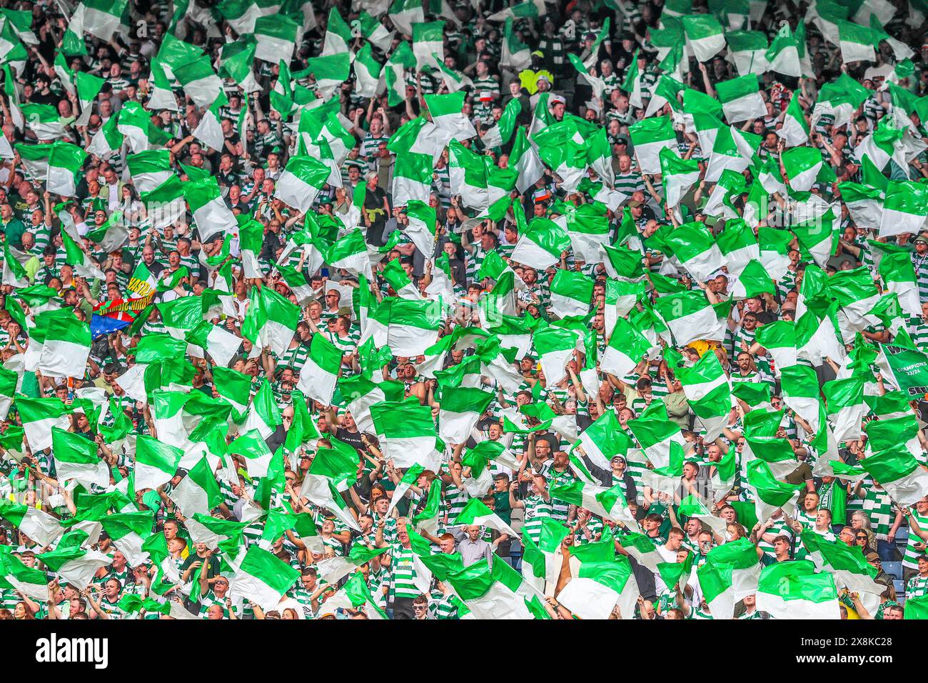 Tifosi e tifosi del Celtic Football Club tifosi e tifosi tifosi che tifosi tifosi e tifosi tifosi del Celtic Football Club fanno il tifo per la loro squadra Foto Stock