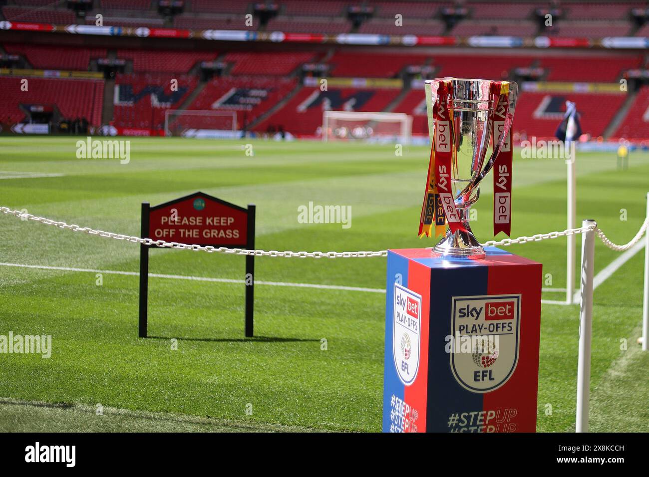 Londra, Regno Unito. 26 maggio 2024. Il trofeo finale del campionato Skybet EFL viene visto prima della partita. EFL Skybet Championship gioca la finale 2024, Leeds Utd contro Southampton allo stadio Wembley di Londra domenica 26 maggio 2024. Solo per uso editoriale. foto di Andrew Orchard/Andrew Orchard fotografia sportiva/Alamy Live News Credit: Andrew Orchard fotografia sportiva/Alamy Live News Foto Stock