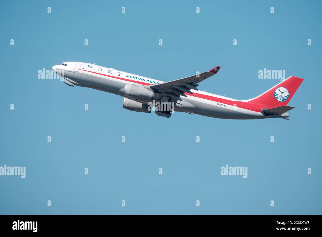 Helsinki / Finlandia - 19 MAGGIO 2024: Un Airbus A330-200 cargo, opetaaedito da Sichuan Airlines, che si arrampica contro un cielo blu brillante. Foto Stock