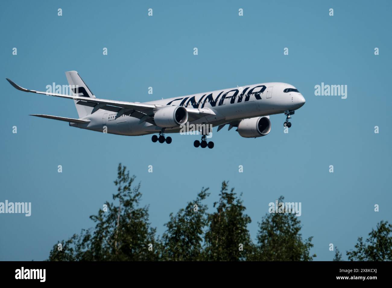 Helsinki / Finlandia - 19 MAGGIO 2024: Un Airbus A350, operato dalla compagnia di bandiera finlandese Finnair, in avvicinamento finale all'aeroporto Helsinki-Vantaa. Foto Stock