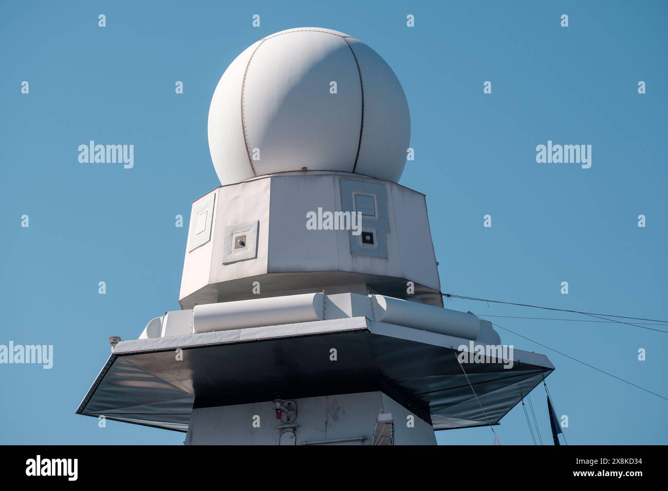 Helsinki / Finlandia - 5 APRILE 2024: Primo piano di un'installazione radar su una moderna nave da guerra. Foto Stock