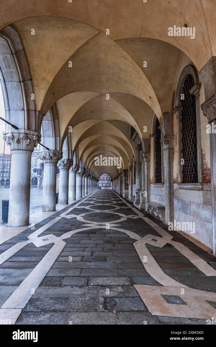 Venezia, Italia - corridoio colonnato del Palazzo Ducale - Palazzo Ducale, architettura gotica veneziana, punto di vista svanente. Foto Stock